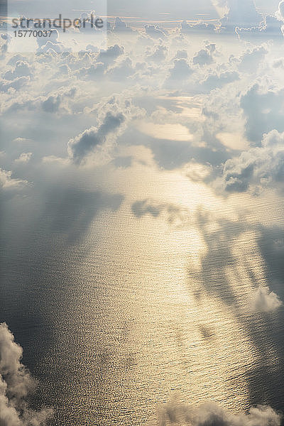 Luftaufnahme Wolken über sonnigem  ruhigem Ozean  Malediven