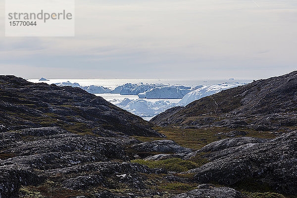 Felsige Landschaft mit Blick auf Eisberge Diskobucht Westgrönland