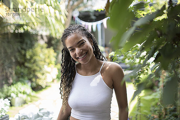 Porträt glückliche schöne junge Frau im Garten