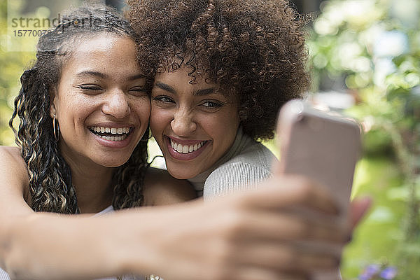 Glücklich spielerisch junge Frauen Freunde nehmen selfie mit Kamera-Handy