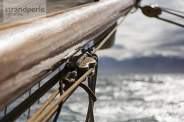 Holzmast und Takelage eines Segelboots in Nahaufnahme