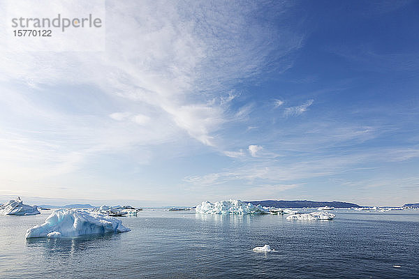 Schmelzendes Polareis auf dem sonnigen blauen Atlantischen Ozean Grönlands