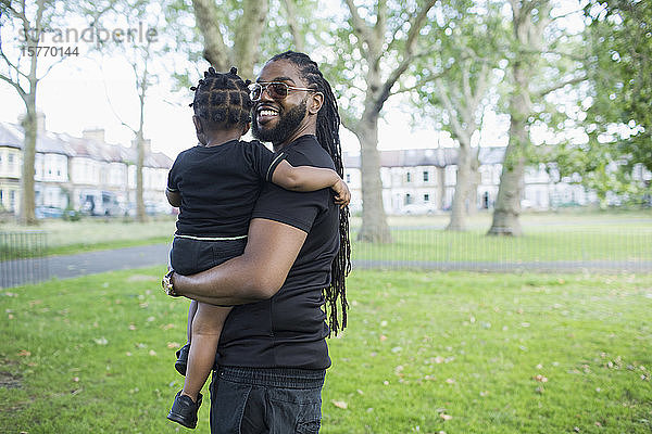 Porträt glücklicher Vater mit Kleinkind im Park