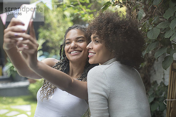 Schöne junge Frauen Freunde nehmen Selfie mit Kamera-Handy