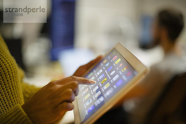 Nahaufnahme einer Frau  die ein digitales Tablet mit Touchscreen benutzt