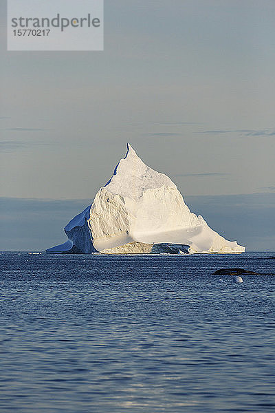 Majestätische Eisbergformation auf dem sonnigen  ruhigen Atlantischen Ozean Grönlands