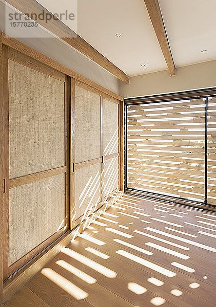 Sonnenlicht auf Hartholzböden in modernem  luxuriösem Musterhausinterieur