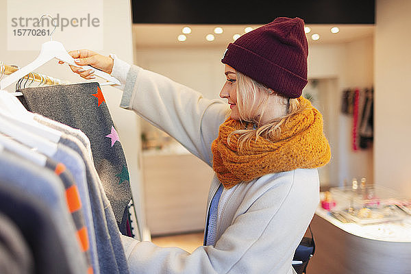 Junge Frau beim Einkaufen