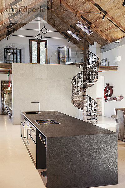 Home Showcase Innen Küche mit gewölbter Decke und Wendeltreppe Loft