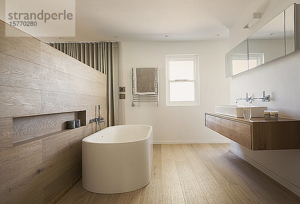 Modernes Musterhaus - Badezimmer mit Badewanne