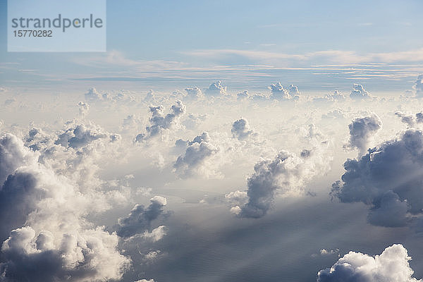 Luftaufnahme flauschige weiße Wolken in sonnigen  ätherischen Himmel