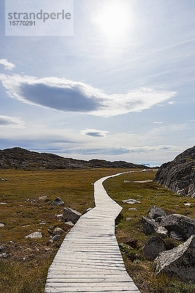 Sonniger Wanderweg in abgelegener Landschaft Grönlands