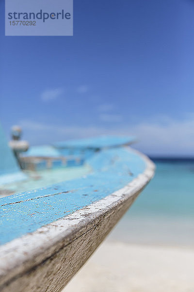 Nahaufnahme türkisblaues Boot am sonnigen Strand  Malediven