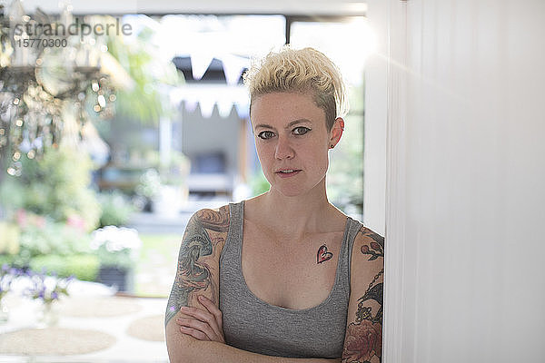 Porträt selbstbewusste Frau mit Tattoos
