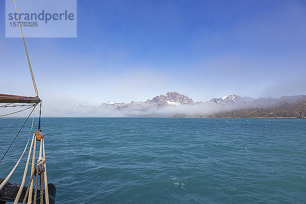 Landschaftliche Ansicht Nebel über landschaftlich reizvolle Berge Atlantischer Ozean Grönland