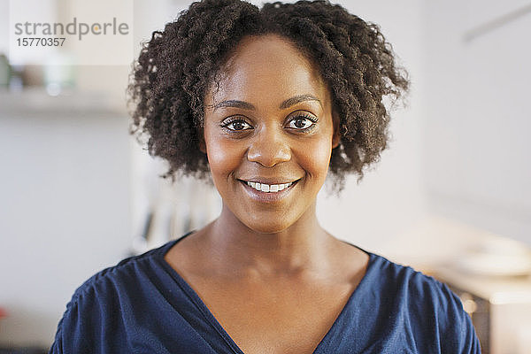 Portrait schöne lächelnde Frau mit kurzen schwarzen lockigen Haaren