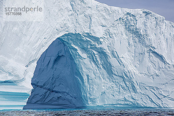 Majestätischer Eisbergbogen Grönland