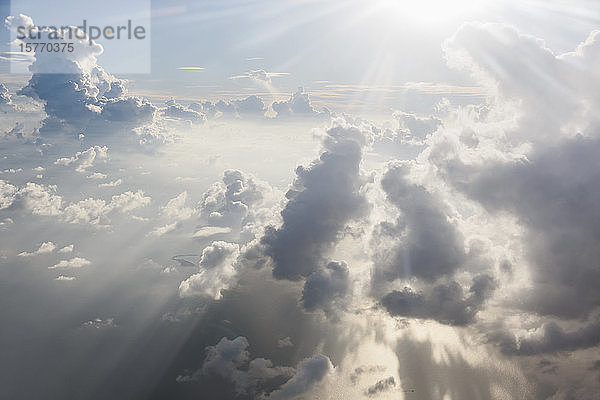 Luftaufnahme Sonnenstrahlen und flauschige weiße Wolken in ätherischen Himmel