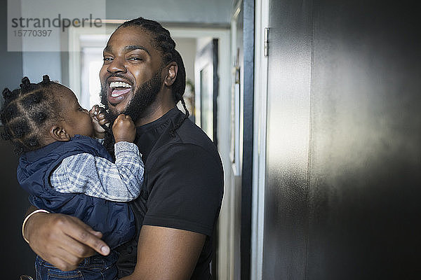 Porträt glücklicher Vater mit Kleinkind