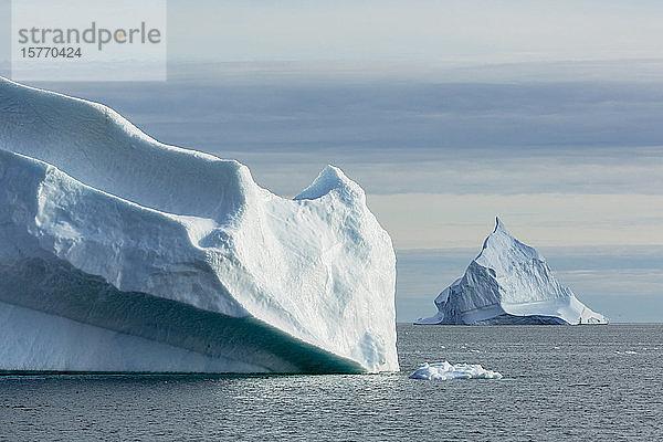 Eisbergformationen im Atlantischen Ozean Grönland