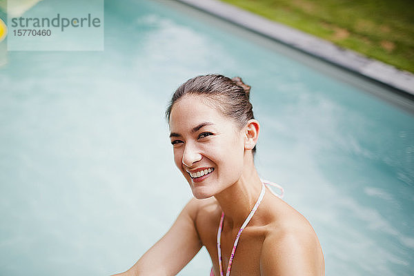 Porträt glückliche  lachende Frau am Schwimmbad