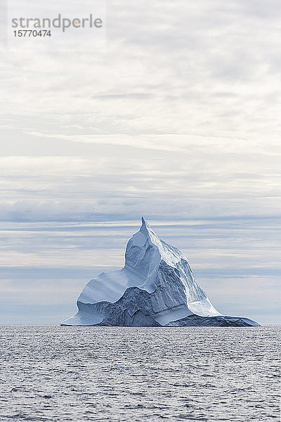 Majestätische Eisbergformation über dem Atlantischen Ozean Grönland