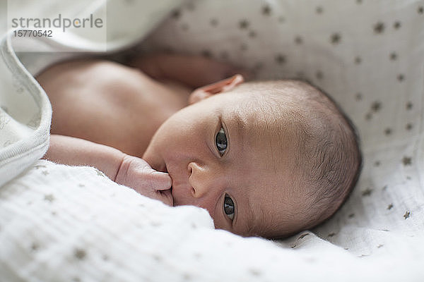 Close up niedlichen neugeborenen Baby-Jungen in bassinet