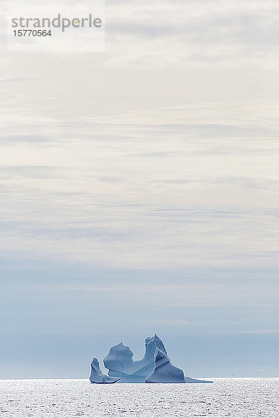 Majestätische Eisbergformation auf dem Atlantischen Ozean Grönland