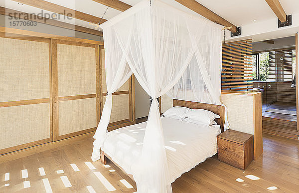 Weiße Gazevorhänge auf Himmelbett in modernem  luxuriösem Home Showcase Interieur Schlafzimmer