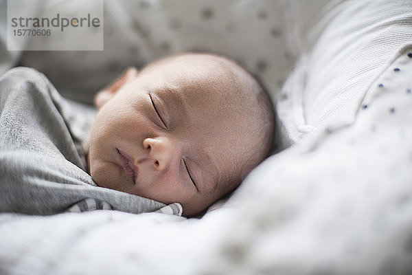 Close up müde neugeborenes Baby Junge schlafen