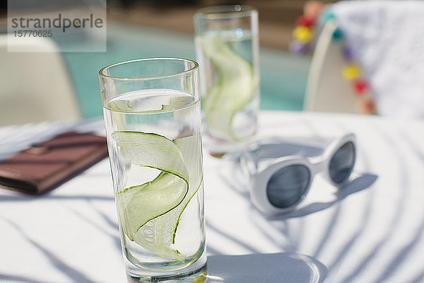 Nahaufnahme Gurkenwasser auf sonnigem Terrassentisch