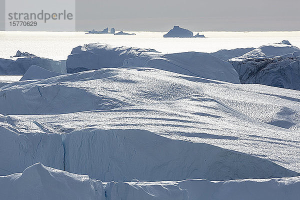 Sonnige weiße Eisberge Grönland
