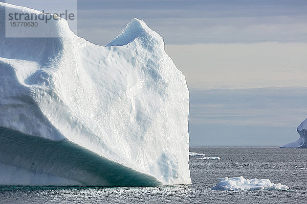 Schmelzende Eisberge auf dem sonnigen Atlantik Grönland