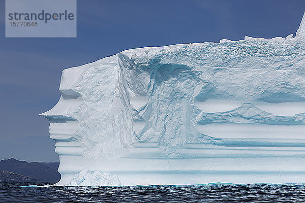 Majestätische Eisbergformation auf dem sonnigen Ozean Grönlands