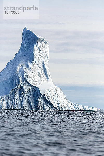 Majestätische Eisbergformation auf dem sonnigen Atlantischen Ozean Grönlands