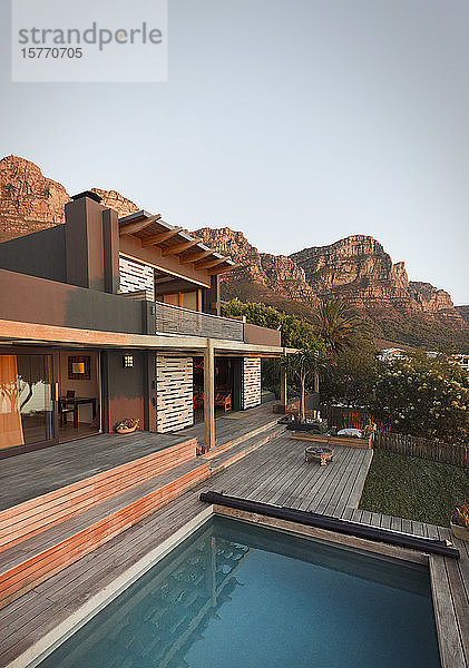 Berge hinter modernem  luxuriösem Haus Schaufenster Außenhaus mit Schwimmbad