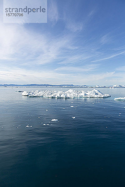 Schmelzendes Polareis auf dem sonnigen blauen Atlantischen Ozean Grönland