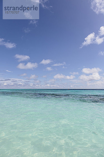Idyllischer türkisfarbener Ozean unter strahlend blauem Himmel  Malediven