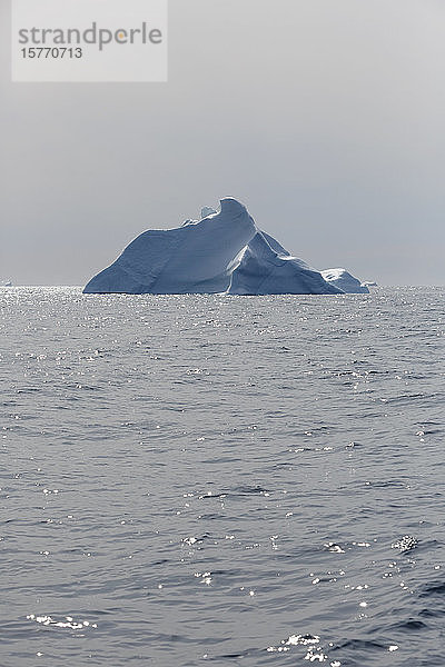 Eisberg über dem sonnigen Atlantik - Grönland