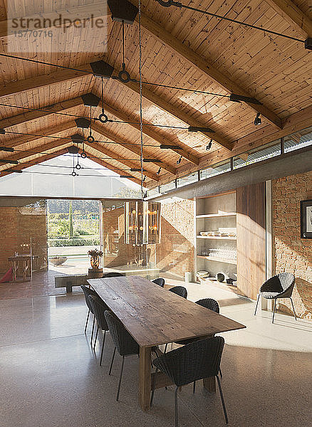 Home Showcase Interieur Esszimmer mit Holzgewölbedecke