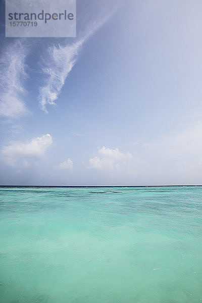 Idyllischer  türkisfarbener Ozean unter blauem Himmel  Malediven