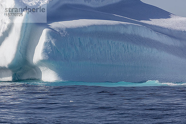 Majestätischer Eisberg über dem sonnigen blauen Atlantischen Ozean Grönland