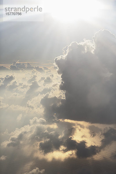 Luftaufnahme Sonnenstrahlen über ätherischen  flauschigen weißen Wolken