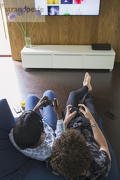 Junges Paar spielt ein Videospiel im Wohnzimmer