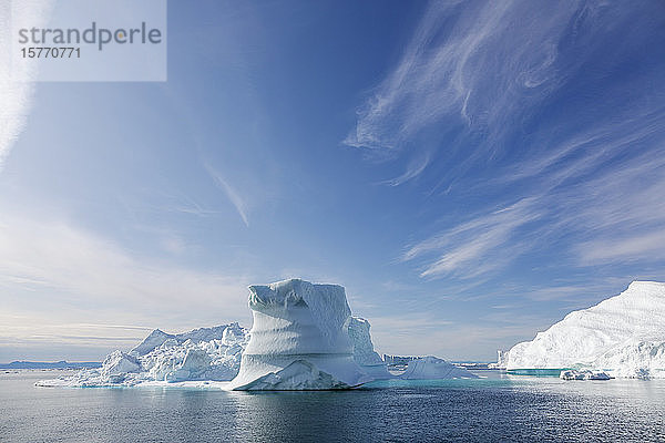 Eisbergformationen auf dem sonnigen blauen Atlantischen Ozean Grönlands