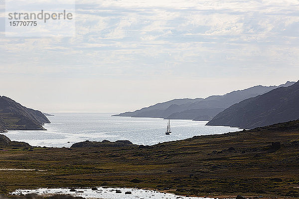 Schiff mit Panoramablick in der sonnigen  abgelegenen Diskobucht in Westgrönland