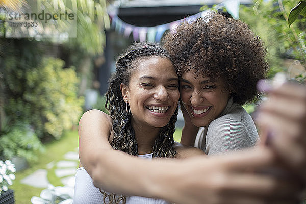 Glückliche junge Frauen Freunde nehmen Selfie mit Kamera-Handy