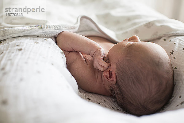 Close up neugeborenes Baby Junge im Stubenwagen liegen