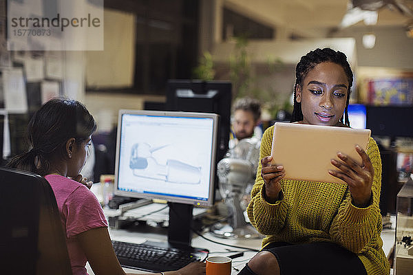 Ingenieurin mit digitalem Tablet bei der Arbeit im Büro