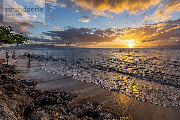 Ein ruhiger Sonnenuntergang am Strand von einer Ferienanlage aus; Kaanapali  Maui  Hawaii  Vereinigte Staaten von Amerika